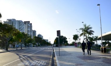 Prefeito mantém interdição da praia da Ponta Negra, amplia horário do comércio no parque e abre faixa liberada