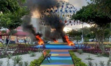 Recem inaugurada, bola das letras é incendiada em plena luz do dia