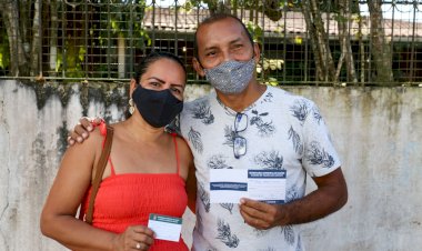 Juntos há 30 anos, casal toma primeira dose da vacina no Dia dos Namorados em Manaus