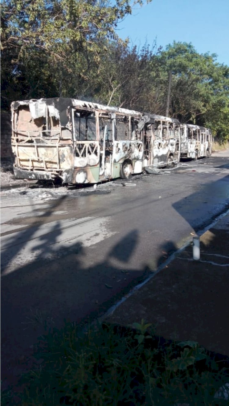 Homens encapuzados tocaram fogo e causaram destruição, durante a madrugada em Manaus. 