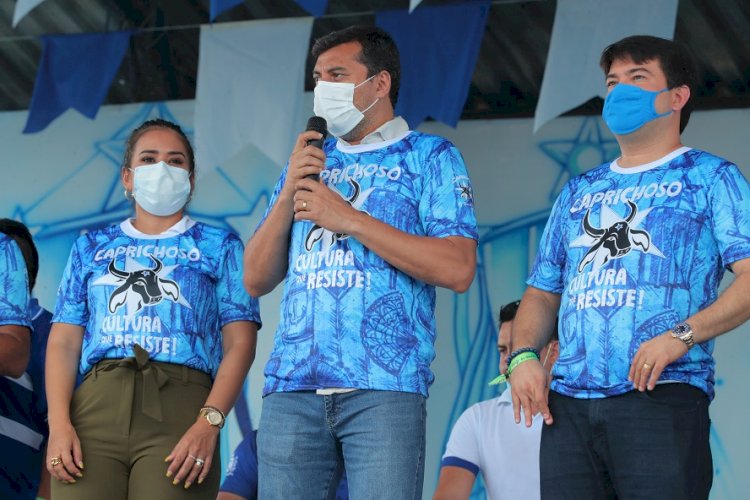 Governador Wilson Lima entrega cestas básicas a artistas dos bois Caprichoso e Garantido