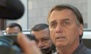 Sem máscara, Bolsonaro deixa hospital: "só Deus me tira daquela cadeira"