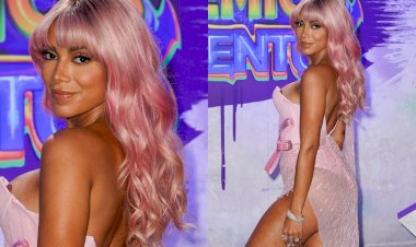 Anitta aposta em look transparente fendado e peruca rosa para premiação