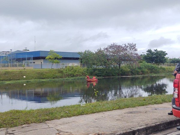 Encontrado corpo de um dos adolescentes que pularam em igarapé de Manaus para pegar bola