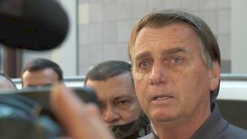 Sem máscara, Bolsonaro deixa hospital: "só Deus me tira daquela cadeira"