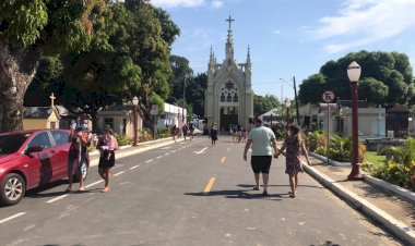 Cemitérios em Manaus têm movimento intenso no Dia dos Pais; 'Agora que pudemos prestar homenagens', diz jovem
