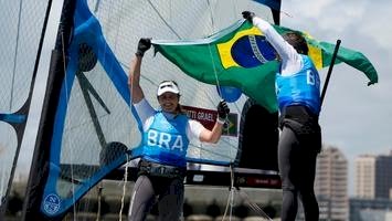 Brasileiras Martine e Kahena conquistam medalha de ouro na vela e são bicampeãs