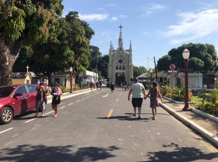 Cemitérios em Manaus têm movimento intenso no Dia dos Pais; 'Agora que pudemos prestar homenagens', diz jovem