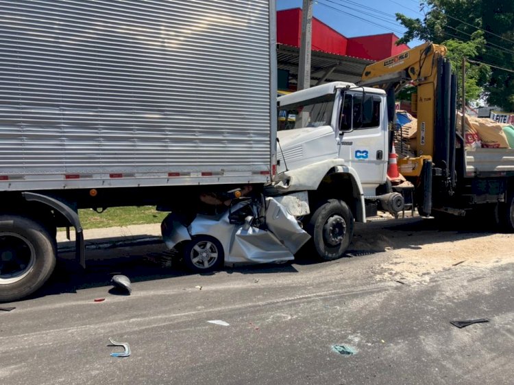 Duas mulheres morrem após carro ser prensado entre dois caminhões em Manaus