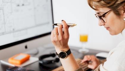 Mais mulheres estão sofrendo com burnout no trabalho, e isso é um problema