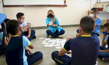 Surda, professora dedica sua trajetória a ensinar Libras aos alunos da rede estadual