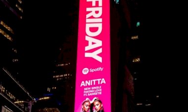 Anitta comemora divulgação de novo single na Times Square, em Nova York