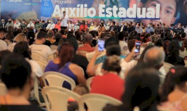 Wilson Lima entrega primeiros cartões do Auxílio Estadual permanente a famílias que moram em Manaus