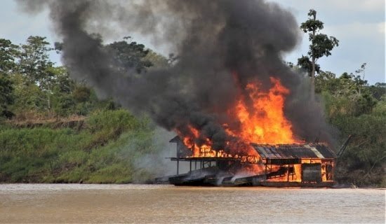 Três são presos e 131 balsas apreendidas em operação contra garimpo ilegal no Rio Madeira