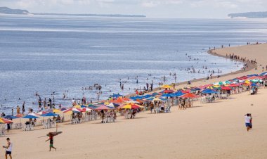 Ponta Negra tem praia aberta e cenários natalinos no feriado desta quarta-feira