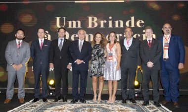 Prefeito David Almeida é homenageado junto ao ex-presidente Michel Temer e ministro da Cidadania