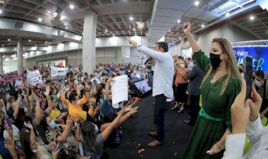 Governo do Amazonas paga abono do Fundeb para 32,9 mil profissionais da educação, injetando R$ 482 milhões na economia