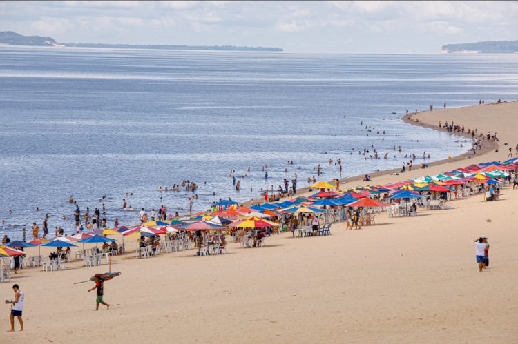 Ponta Negra tem praia aberta e cenários natalinos no feriado desta quarta-feira