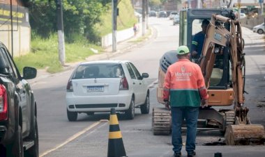 Rede de drenagem rompida causa afundamento de pista no Dom Pedro, e Prefeitura de Manaus faz obra emergencial