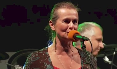 Cantora tcheca morre após contrair Covid-19 propositalmente para obter passaporte de vacinação