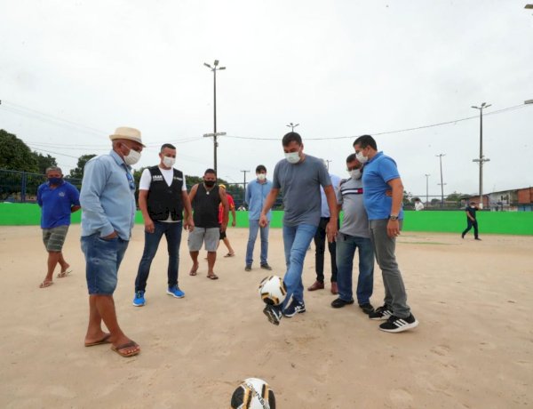 Wilson Lima entrega mais dois campos de futebol completamente revitalizados