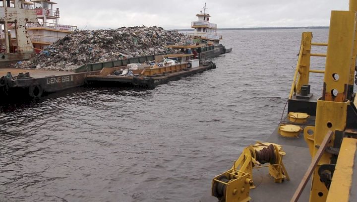 700 toneladas de transbordo são retirados de rios e igarapés de Manaus