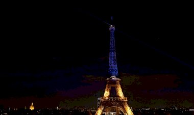 Torre Eiffel ganha as cores da bandeira ucraniana e França se prepara para acolher refugiados