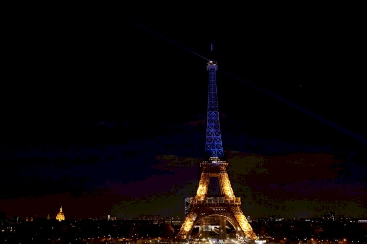 Torre Eiffel ganha as cores da bandeira ucraniana e França se prepara para acolher refugiados