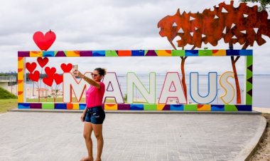 Letreiro turístico instagramável da Prefeitura de Manaus ganha piso acessível na Ponta Negra