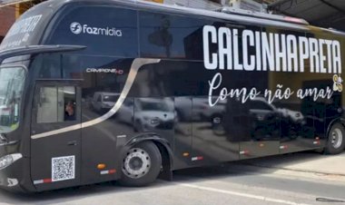 Calcinha Preta troca ônibus e faz homenagem a Paulinha Abelha