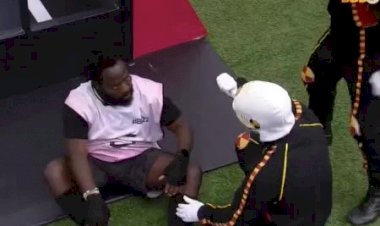 Douglas torce tornozelo após chute de Paulo André e é auxiliado por dummies