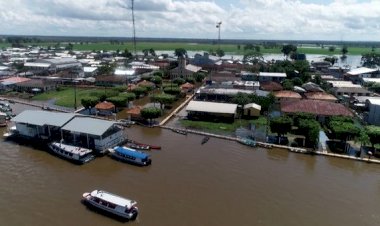 Ambulância com bebê recém-nascido sofre acidente e cai em rio do AM