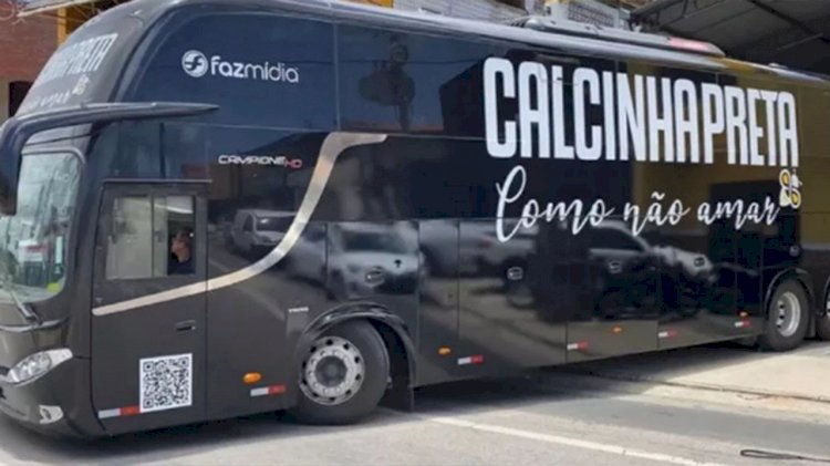 Calcinha Preta troca ônibus e faz homenagem a Paulinha Abelha