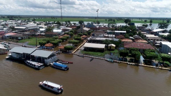 Ambulância com bebê recém-nascido sofre acidente e cai em rio do AM