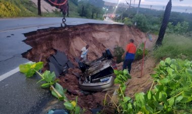Principal acesso à Praia de Canoa Quebrada, no Ceará, é liberado após chuvas abrirem cratera