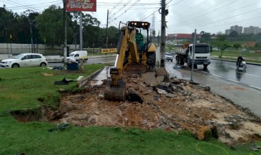 Estrutura de borracharia e lava a jato construída em canteiro central é demolida em ação da Prefeitura de Manaus