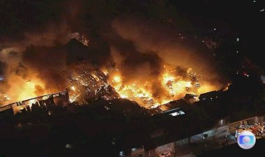 Galpão pega fogo em Guarulhos, na Grande SP