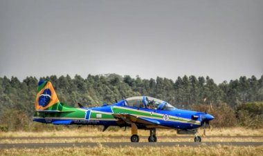 Avião da Esquadrilha da Fumaça cai em Pirassununga; piloto e mecânico ejetam e são resgatados