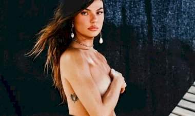 Isis Valverde posa de topless: "Mar, sal e areia"