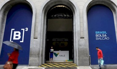 Ibovespa acelera queda e encerra abril no pior patamar mensal desde março de 2020