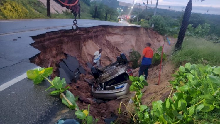 Principal acesso à Praia de Canoa Quebrada, no Ceará, é liberado após chuvas abrirem cratera