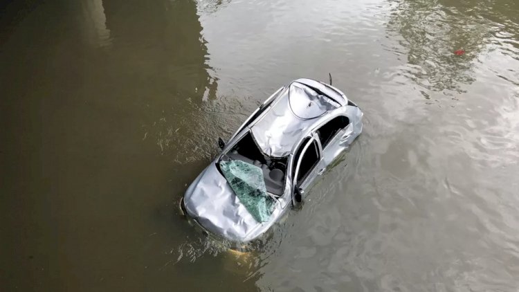 Motorista de aplicativo joga carro em igarapé para tentar fugir de assalto em Manaus