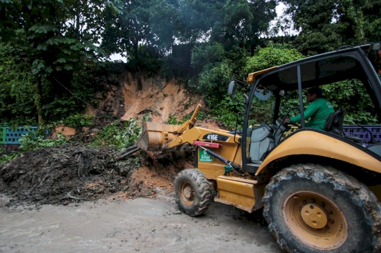 Prefeitura atua de forma emergencial em deslizamento de terra na avenida Mário Ypiranga