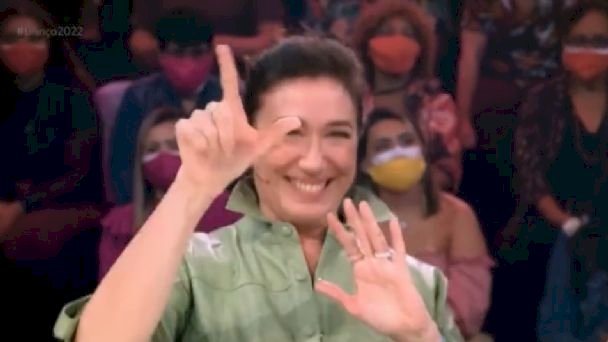 Lilia Cabral faz L ‘de Lula’ na hora de votar no “Domingão com Huck”