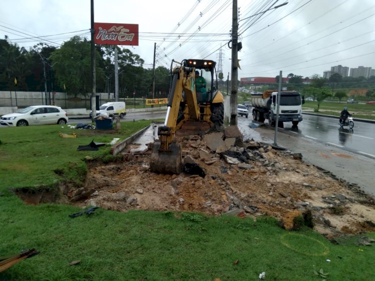 Estrutura de borracharia e lava a jato construída em canteiro central é demolida em ação da Prefeitura de Manaus