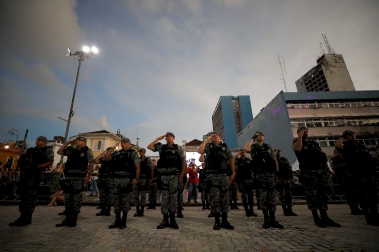 Wilson Lima anuncia promoções e pagamento de abono fardamento a policiais militares e bombeiros