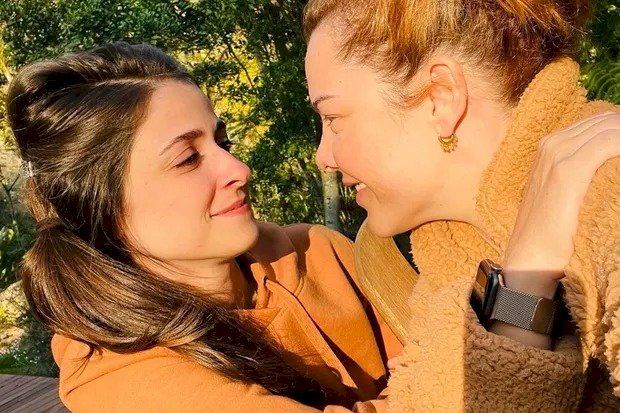 Fernanda Souza assume namoro com Eduarda Porto: "Amor é amor"