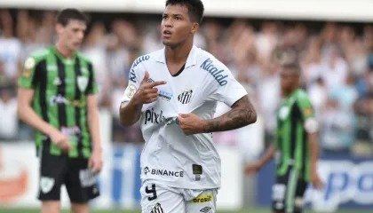 O Santos é o novo lider do campeonato brasileiro, depois de vencer o América (MG) na Vila Belmiro, Alético (MG) empata, Palmeiras goleia e Flamengo perde.