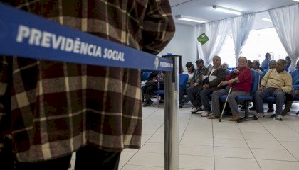 Aposentados do INSS começam a receber 1ª parcela do 13º salário nesta segunda (25)