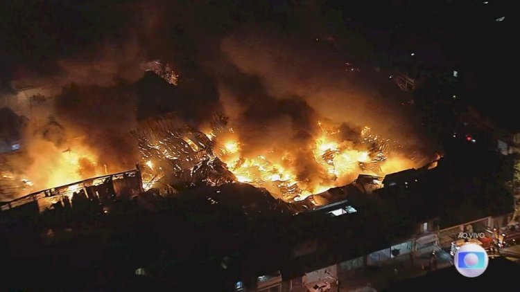 Galpão pega fogo em Guarulhos, na Grande SP